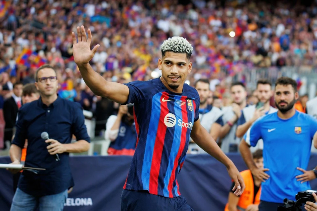 Ronald Araujo wznowi treningi 29 grudnia i może być gotowy na derbowe spotkanie z Espanyolem 3 stycznia