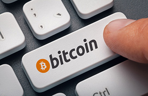 Człowiek naciska przycisk bitcoin