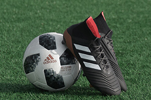 Buty i piłka do piłki nożnej