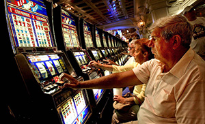 Starsze osoby grające w kasynie na automatach hazardowych